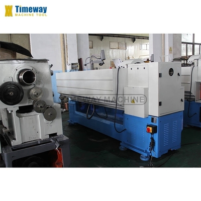 Drehmaschine mit 58 mm Spindelbohrung Max. Länge des Werkstücks 1000 mm