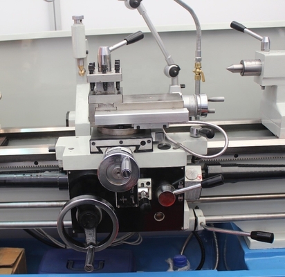Durchschnittliche universelle mechanische Präzisionsdrehmaschine mit maximaler Werkstücklänge von 1000 mm