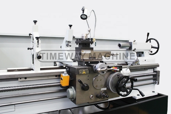 Maschine mit universellem Spaltbett für das präzise Drehen von Werkstücken mit einer Breite von 3132x975x1230 mm