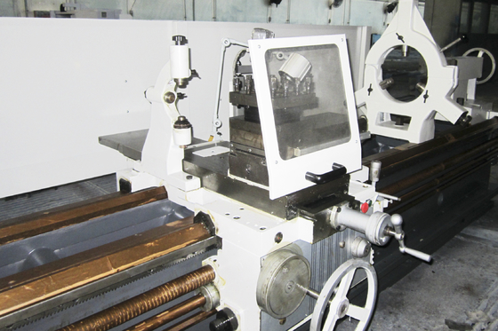 AL-800 Die perfekte Kombination aus Langlebigkeit und Präzision in einer schweren Drehmaschine