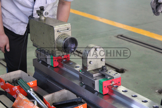 600 mm Tischfahrt VMC1060L CNC-Fräsmaschine mit 24 Werkzeugmagazin-Kapazität
