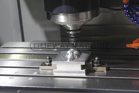 VMC850L Vertikalbearbeitungszentrum CNC-Maschine mit Tischfahrt Y mm 500 Technologie