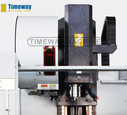 Automatisches VMC1370L Vertikalmaschinenzentrum mit BT50 ATC 24 Werkzeugen und 700 mm Tischfahrt